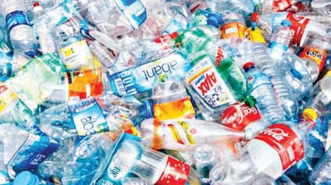 பிளாஸ்டிக் எனும் அணுகுண்டு: மிகப் பெரும் வணிகமாக பிளாஸ்டிக் மாறியது எப்படி?