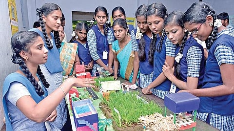 கால்நடை வளர்ப்பு, மீன் வளர்ப்பு, விவசாயத்தை உள்ளடக்கிய ஒருங்கிணைந்த பண்ணையம் குறித்த படைப்பை ஆர்வமுடன் பார்வையிடும் பள்ளி மாணவிகள். படம்: எஸ்.குரு பிரசாத்.