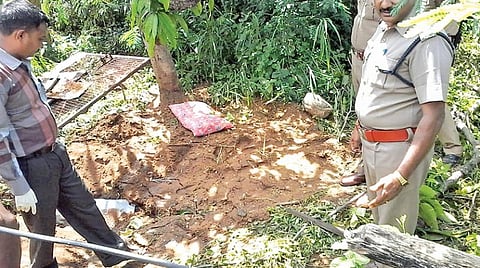 உடல்கள் புதைக்கப்பட்டதாக கண்டறியப்பட்ட இடத்தில் ஆய்வு நடத்திய தடய அறிவியல் நிபுணர்கள் மற்றும் போலீஸார்.