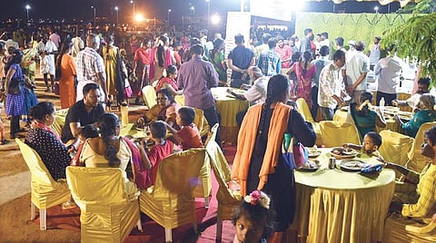 தூத்துக்குடி கடற்கரையில் நடைபெற்ற நிலாச் சோறு உணவு திருவிழாவில் குடும்பத்தோடு கூடி உண்டு மகிழ்ந்த மக்கள். படம்: என்.ராஜேஷ்