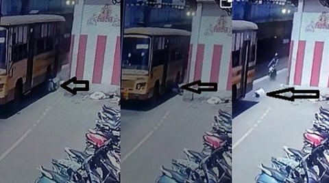 பேருந்துக்கும் சுவருக்கும் இடையே சிக்கும் பைக் தடுமாறி பின் டயரில் சிக்கும் மகேந்திரன்