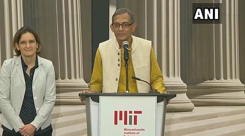 மசசூட்ஸ் இன்ஸ்டிடியூட் ஆஃப் டெக்னாலஜியில் நேற்று நிருபர்களுக்கு அபிஜித் பானர்ஜி, அவரின் மனைவி எஸ்தர் பேட்டி அளித்த காட்சி : படம் ஏஎன்ஐ