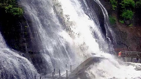 திருநெல்வேலி மாவட்டத்தில் பரவலாக பலத்த மழை: குற்றாலம் அருவிகளில் வெள்ளப்பெருக்கு