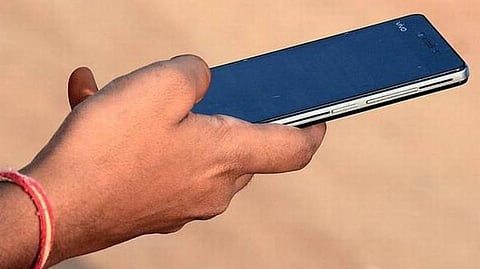 காஷ்மீரில் வதந்தி பரவுவதை தடுக்க எஸ்எம்எஸ் சேவைக்கு தடை