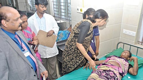 கீழ முத்துக்காட்டில் மின்னல் தாக்கியதில் பாதிக்கப்பட்டு புதுக்கோட்டை அரசு மருத்துவக் கல்லூரி மருத்துவமனையில் சிகிச்சை பெற்றுவரும் ஒரு பெண்ணுக்கு ஆறுதல் கூறும் ஆட்சியர் பி.உமா மகேஸ்வரி.