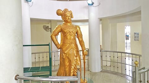 கயத்தாறு மணிமண்டபத்தில் உள்ள வீரபாண்டிய கட்டபொம்மனின் கம்பீர வெண்கல சிலை