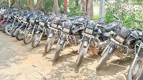 காட்பாடி பகுதியில் வாகன திருட்டில் ஈடுபட்ட இருவர் கைது: 26 இரு சக்கர வாகனங்கள் பறிமுதல் 