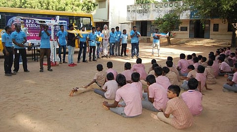 ஆளில்லா விமானம் எப்படி பறக்கிறது? தஞ்சாவூர் மாணவர்களுக்கு செயல் விளக்கம்