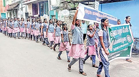 வெள்ளம் அதிகரிப்பு....ஆற்றில் இறங்காதீங்க.... ஆற்றங்கரையோர மக்களுக்கு மாணவிகள் விழிப்புணர்வு