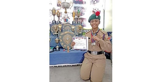 தேசிய மாணவர் படையினருக்கான அகில இந்திய துப்பாக்கி சுடுதல் போட்டியில் பதக்கம் வென்ற கோவை மாணவி