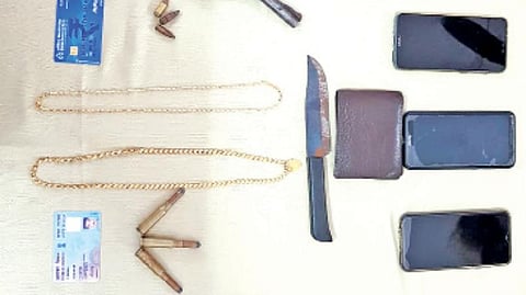 கொள்ளை கும்பலிடமிருந்து பறிமுதல் செய்யப்பட்ட துப்பாக்கிகள் உள்ளிட்டவை.