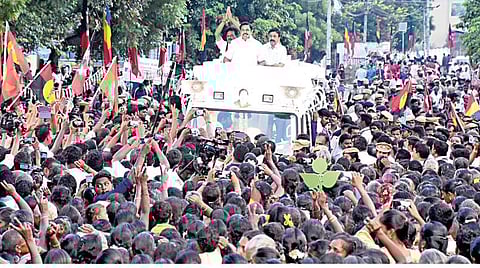 விக்கிரவாண்டித் தொகுதி காணை கிராமத்தில் அதிமுக வேட்பாளர் முத்தமிழ் செல்வனை ஆதரித்து முதல்வர் பழனிசாமி நேற்று பிரச்சாரம் மேற்கொண்டார்.