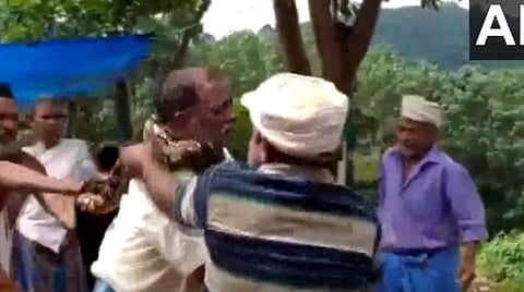 துப்புரவுப் பணியாளரின் கழுத்தில் சுற்றிக்கொண்ட மலைப்பாம்பு: மீட்ட சக தொழிலாளர்கள்; வைரலாகும் வீடியோ