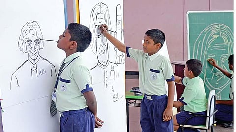 வாய் மூலம் ஓவியம் வரைந்த மாணவர்கள்