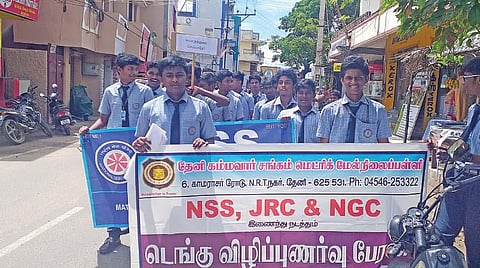 தேனி பள்ளி மாணவர்கள் டெங்கு விழிப்புணர்வு பேரணி