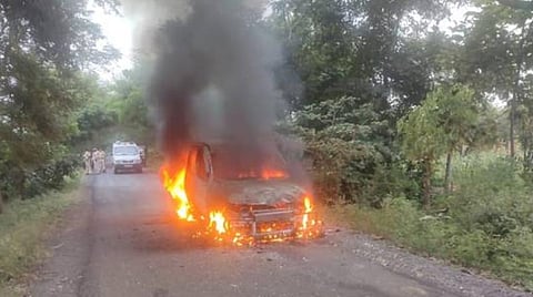 வேட்பாளர் தேவேந்திராவின் கார் அடித்து நொறுக்கி தீவைக்கப்பட்டகாட்சி