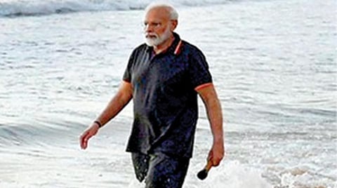 கோவளம் கடற்கரையில் பிரதமர் மோடி எழுதிய கவிதை