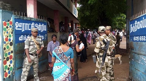 விக்கிரவாண்டியில் பதற்றமான வாக்குச்சாவடிகளில் துணை ராணுவத்தினர் பாதுகாப்பு