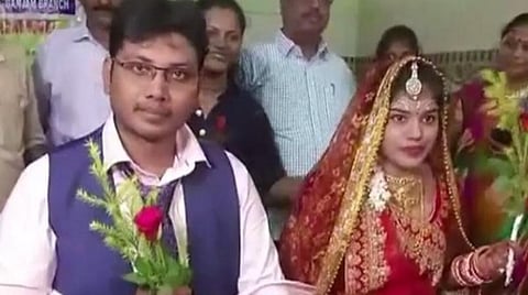 இந்திய அரசியல் சாசனத்தின் மீது ஆணையிட்டு திருமணம் செய்து கொண்ட இளம் ஜோடி