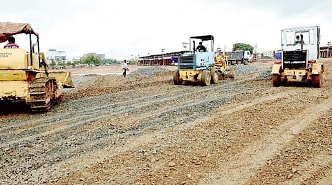 தீபாவளி பண்டிகையை முன்னிட்டு வண்டலூர் அருகே கிளாம்பாக்கத்தில் தற்காலிக பேருந்து நிறுத்தம் அமைக்கும் பணி தீவிரம்
