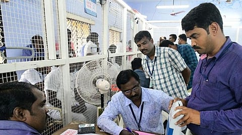 நாங்குநேரி இடைத்தேர்தல்: 2-ம் சுற்று முடிவில் அதிமுக வேட்பாளர் நாராயணன் 3294 வாக்குகள் வித்தியாசத்தில் முன்னிலை