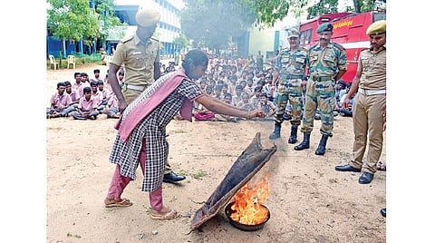 விபத்தில்லாமல் கவனமுடன் தீபாவளியை கொண்டாடுங்கள்: மாணவர்களுக்கு பள்ளிக் கல்வி இயக்குநர் அறிவுரை