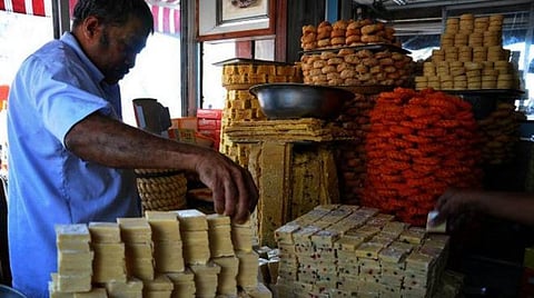 இனிப்பகங்களில் தீபாவளி விற்பனை அதிகரிப்பு: சிறப்பு இனிப்புகளுக்கு பொதுமக்கள் மத்தியில் வரவேற்பு