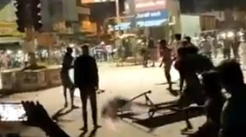 ரகளையில் ஈடுபடும் ரசிகர்கள்