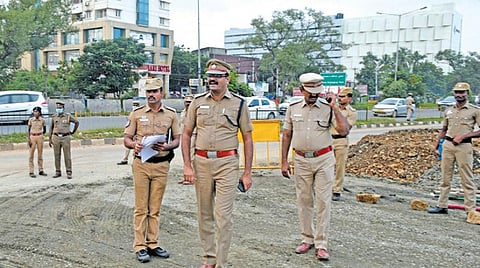 வண்டலூர், பெருங்களத்தூர் பகுதிகளில் போக்குவரத்து நெரிசல் ஏற்பட்டது. இதை சீர்படுத்த அதிக அளவில் போலீஸார் குவிக்கப்பட்டிருந்தனர். வண்டலூரிலிருந்து செங்கல்பட்டு வரை பாதுகாப்பு ஏர்பாடுகளை நேரில் ஆய்வு செய்த காஞ்சி மாவட்ட எஸ்பி. கண்ணன் உள்ளிட்ட போலீஸ் அதிகாரிகள். படங்கள்: எம்.முத்துகணேஷ்