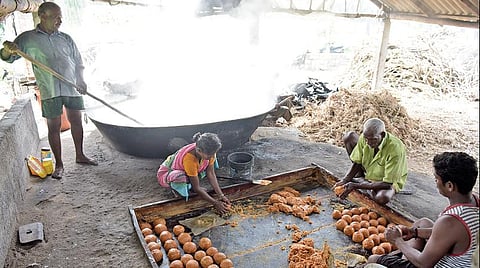 தீபாவளி பண்டிகையையொட்டி, காட்பாடி அடுத்த கவசம்பட்டு கிராமத்தில் வெல்லம் தயாரிக்கும் பணியில் ஈடுபட்டுள்ள தொழிலாளர்கள் | படங்கள் : வி.எம்.மணிநாதன்