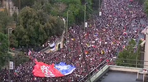 சிலி நாட்டின் புதிய அரசாங்க கொள்கைகளை எதிர்த்து சாண்டியாகோ மாநகரில் திரண்ட லட்சக்கணக்கான ஆர்ப்பாட்டக்காரர்கள்.