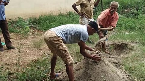 முகநூல் பதிவால் தேனியில் மூடப்பட்ட ஆழ்துளைக் கிணறு: வலைதளங்களில் கிளம்பும் விழிப்புணர்வு