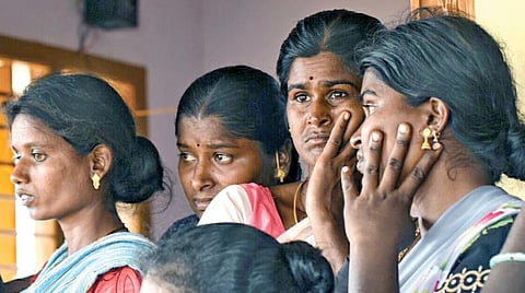 நடுக்காட்டுப்பட்டியில் குழந்தை சுஜித் வில்சன் வீட்டில் கவலையுடன் காத்திருந்த அப்பகுதி மக்கள்.