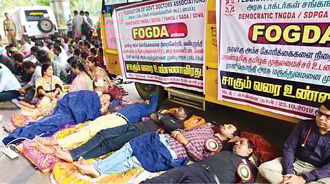 ஊதிய உயர்வு உள்ளிட்ட பல்வேறு கோரிக்கைகளை நிறைவேற்ற வலியுறுத்தி சென்னை ராஜீவ்காந்தி மருத்துவமனை வளாகத்தில் நேற்று 2-வது நாளாக காலவரையற்ற வேலைநிறுத்தப் போராட்டதில் ஈடுபட்ட அரசு டாக்டர்கள். படம்: பு.க.பிரவீன்