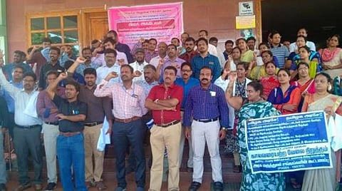 நோயாளிகள் சிகிச்சை பெற முடியாமல் அவதி; 4-வது நாளாக டாக்டர்கள் வேலைநிறுத்தம்: தொடர் உண்ணாவிரதத்தில் இருந்த 2 மருத்துவர்களுக்கு தீவிர சிகிச்சை