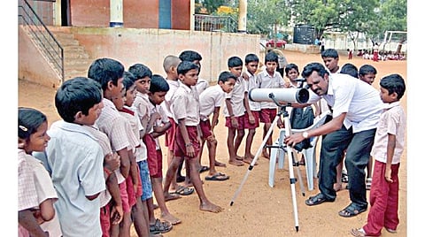 டெலஸ்கோப், ஸ்பெக்ட்ராஸ்கோப் மூலம் மாணவர்களை அறிவியலை நேசிக்க வைக்கும் ஆசிரியர்