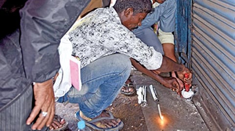 காவலரிடம் சவால்விட்ட கடைக்காரர்; தடை செய்யப்பட்ட பிளாஸ்டிக் பயன்படுத்திய பாஸ்ட் புட் கடைக்கு அதிகாரிகள் ‘சீல்’: வாட்ஸ்-அப்பில் வைரலான வீடியோவால் நடவடிக்கை