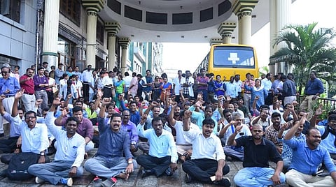 வலுப்பெறுகிறது மருத்துவர் போராட்டம்; பிரேக்-இன் சர்வீஸ், நன்னடத்தைச் சான்றிதழ் அளிக்கமாட்டோம்: போராடும் மருத்துவர்களுக்கு எதிராக அரசு அறிவிப்பு