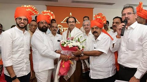 ஆதித்ய தாக்கரே அல்ல; சிவசேனா திடீர் முடிவு: சட்டப்பேரவை கட்சித் தலைவராக ஷிண்டே தேர்வு