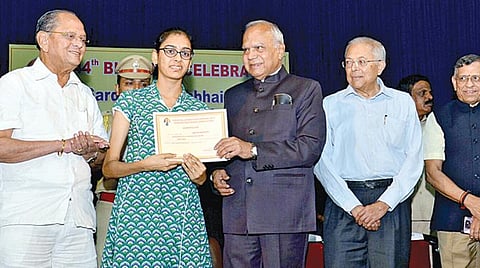 சர்தார் வல்லபபாய் படேலின் 144-வது பிறந்தநாளையொட்டி சென்னை பாரதிய வித்யா பவனில் நேற்று நடைபெற்ற நிகழ்ச்சியில் போட்டிகளில் வெற்றிபெற்ற மாணவிக்கு சான்றிதழ் வழங்குகிறார் ஆளுநர் பன்வாரிலால் புரோஹித். உடன் (இடமிருந்து) மேற்கு வங்க முன்னாள் ஆளுநர் எம்.கே.நாராயணன், எஸ்விபிஎம் டிரஸ்ட் தலைவர் என்.ஆர்.தவே, பாரதிய வித்யா பவன் சென்னை கேந்திர தலைவர் என்.ரவி, துக்ளக் ஆசிரியர் எஸ்.குருமூர்த்தி, பாரதிய வித்யா பவன் சென்னை கேந்திர இயக்குநர் கே.என்.ராமசாமி. படம்:க. ஸ்ரீபரத்