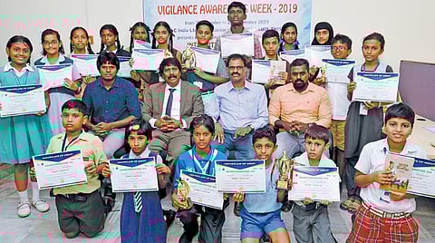 ‘இந்து தமிழ்’ - என்எல்சி நிறுவனம் சார்பில் ஊழல் ஒழிப்பு விழிப்புணர்வு ஓவியப் போட்டி: வெற்றிபெற்ற பள்ளி மாணவர்களுக்கு பரிசளிப்பு