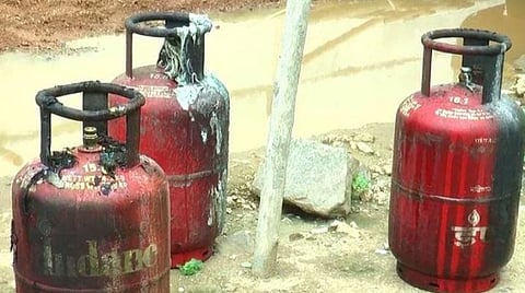 உசிலம்பட்டி சிலிண்டர் விபத்தில் திடீர் திருப்பம்: மனைவி விட்டுச்சென்றதால் கணவர், மகள்களுடன் தற்கொலை செய்தது அம்பலம்