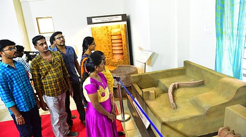 மதுரை தமிழ்ச் சங்கத்தில் பொதுமக்கள் பார்வைக்காக கீழடி அகழாய்வு தொல்பொருள் கண்காட்சி: முதல்வர் பழனிசாமி காணொலிக் காட்சியில் தொடங்கி வைத்தார்