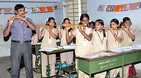 பாடல் பாடி பாடம் நடத்தும் அரசு பள்ளி இசை ஆசிரியர்