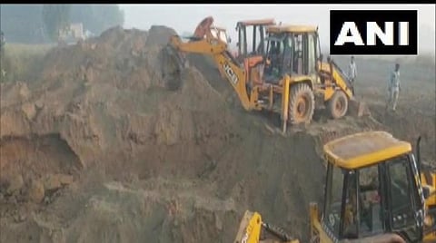 சிறுமியை மீட்புப்பணியில் குழிதோண்டும் பணியில் ஈடுபட்ட மண் அள்ளும் வாகனங்கள் : படம் ஏஎன்ஐ