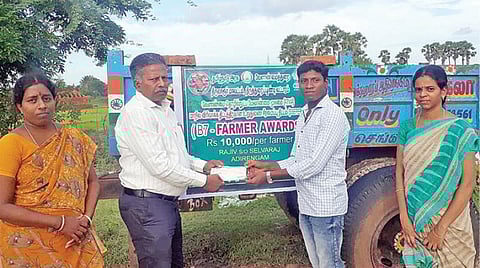 மறைந்த நெல் ஜெயராமனின் இயற்கை விவசாய பண்ணைக்கு அட்மா திட்டத்தின் கீழ் சிறந்த வேளாண் சேவைக்கான பரிசாக ரூ.10 ஆயிரத்துக்கான காசோலையை பண்ணை நிர்வாகி ராஜீவிடம் வழங்குகிறார் வேளாண்மை உதவி இயக்குநர் சாமிநாதன்.