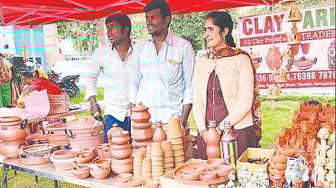 உதகை மகளிர் சந்தையில் நேற்று காட்சிப்படுத்தப்பட்ட மண்ணில் தயாரிக்கப்பட்ட சமையல் பாத்திரங்கள். படங்கள்:ஆர்.டி.சிவசங்கர்.