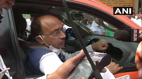 டெல்லி காற்று மாசு: தடையை மீறி காரில் சென்ற பாஜக மூத்த தலைவர் விஜய் கோயல்; போலீஸார் அபராதம் வசூலிப்பு