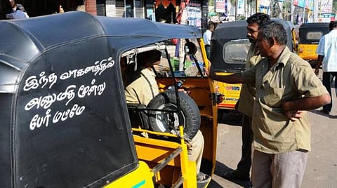 மதுரை சாலைகளில் மரண பயத்தைக் காட்டும் ஷேர் ஆட்டோக்கள்: 3 பேருக்கு பதில் 10 பேரை ஏற்றி அபாய பயணம்- வேடிக்கை பார்க்கும் போலீஸ்