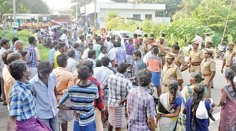 இருசக்கர வாகனத்தின் மீது லத்தி வீசியதால் விபத்தில் சிக்கி 3 பேர் படுகாயம்: போலீஸாரைக் கண்டித்து மறியல்